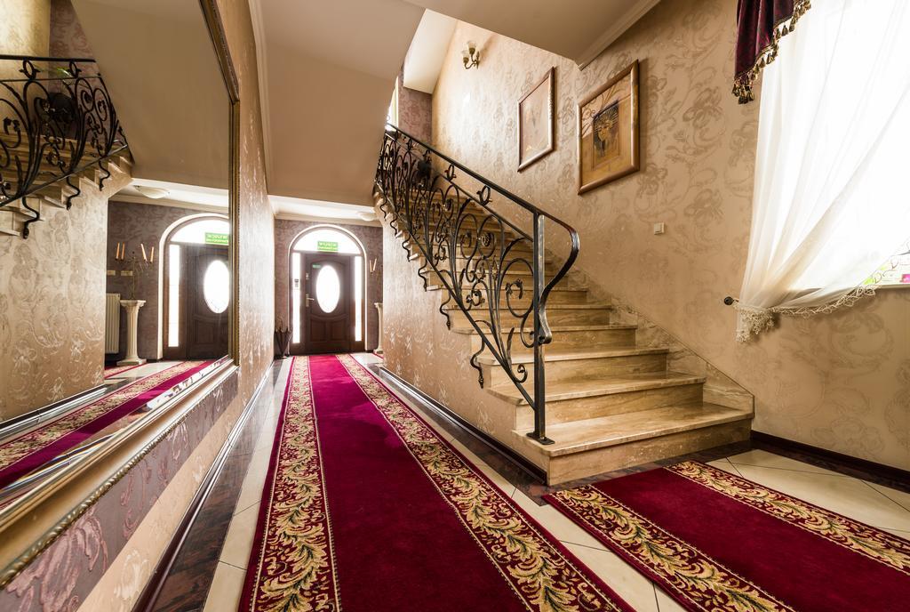 Hotel Palac Akropol Lublin Buitenkant foto