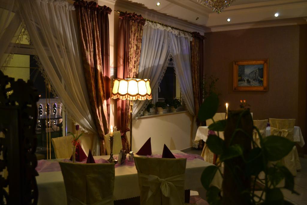 Hotel Palac Akropol Lublin Buitenkant foto