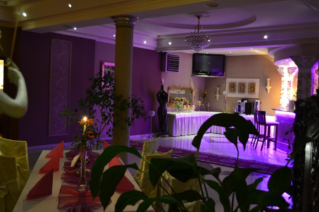 Hotel Palac Akropol Lublin Buitenkant foto