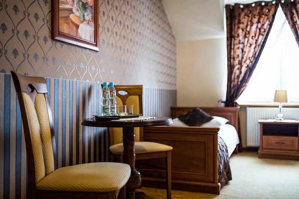 Hotel Palac Akropol Lublin Buitenkant foto