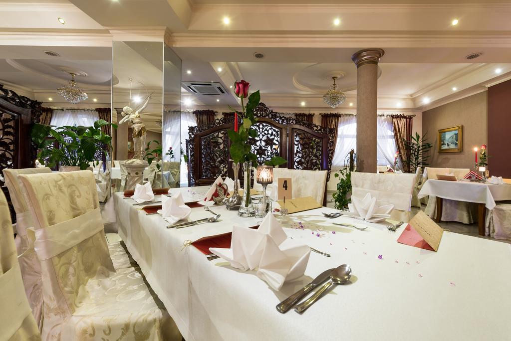 Hotel Palac Akropol Lublin Buitenkant foto