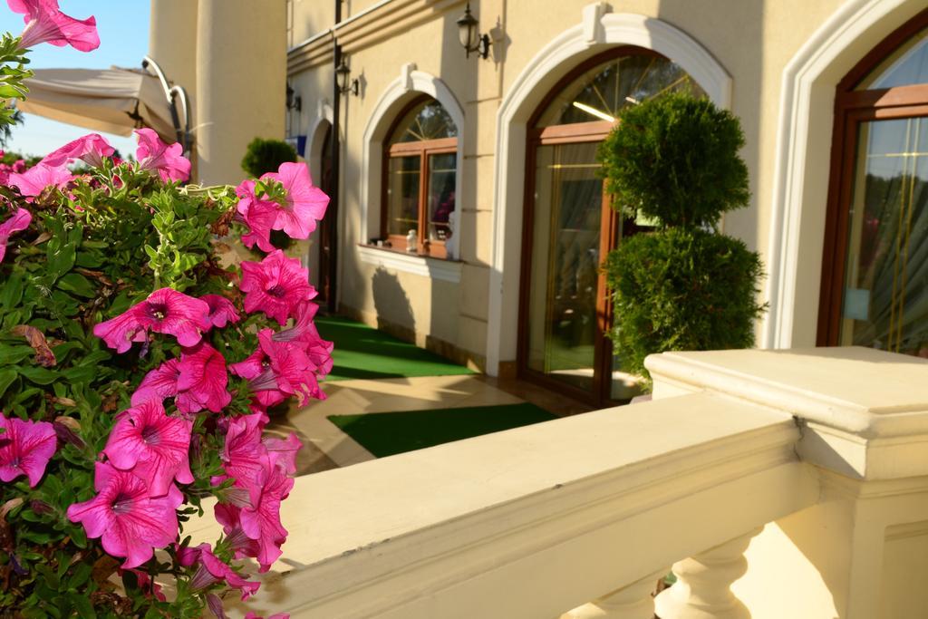 Hotel Palac Akropol Lublin Buitenkant foto